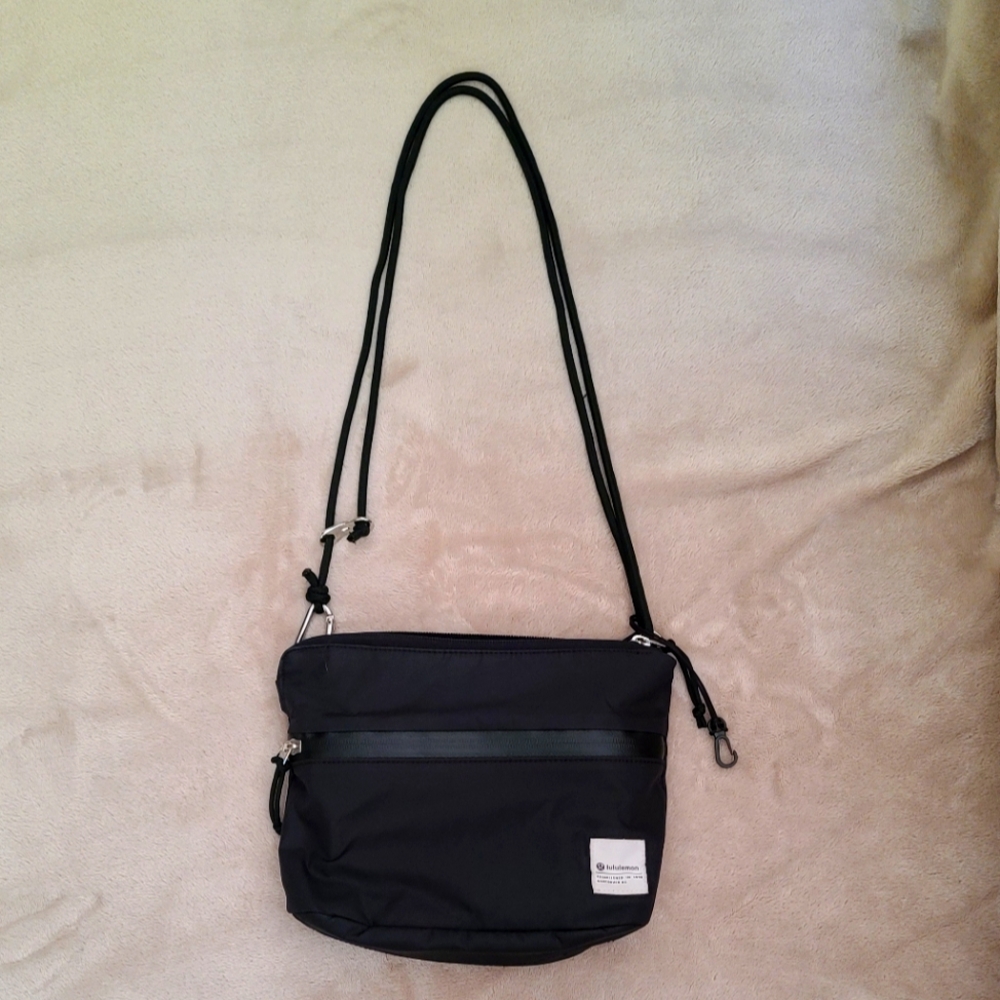 Lululemon clean lines crossbody bag black